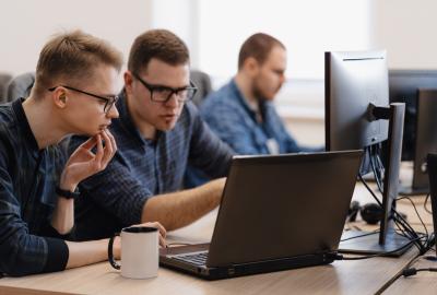 it adviser 20 de ani